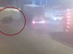 В Волгограде «бешеная» фура снесла легковушку: шокирующее видео ДТП