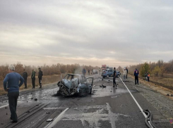 Пытался обогнать: водитель Kia врезался в фуру и вылетел на встречку в Волгоградской области