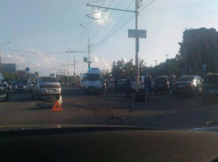 В Волгограде у подножия Мамаева кургана «Лада» сбила мотоциклиста