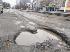 В Волгограде ищут достойную яму для коллекции убитых дорог