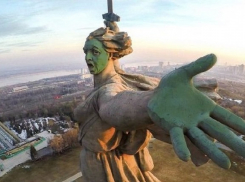 В квартире сподвижника Навального проводится обыск из-за раскрашенной зеленкой «Родины-матери»