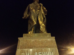 Отремонтированный за миллионы рублей памятник Ленину в Волгограде уже начал разрушаться 