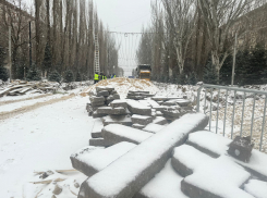 Пешеходов зажали между дробилкой асфальта и дорогой на Аллее Героев в Волгограде