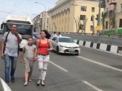 В центре Волгограда автомобили едва не врезались в толпу горожан