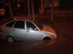 «Океан Ткачева»: в гигантской луже тонут автомобили в центре Волгограда