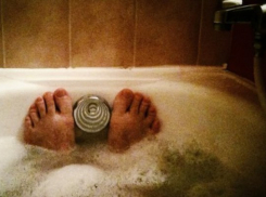 Соседи вызвали реанимационную бригаду женщине, которая «застряла» в ванной на юге Волгограда 