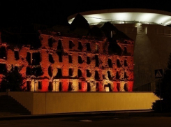 Взрывами и огнем подсветили мельницу Гергардта в центре Волгограда