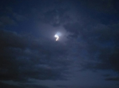 Волгоградцы активно обсуждают необычное свечение на небе