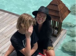 Ирина Дубцова с сыном решили покормить акул на Мальдивах