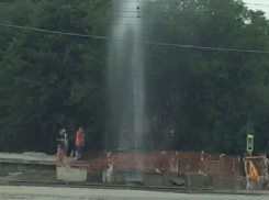 Огромный фонтан забил прямо из-под земли на севере Волгограда