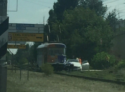 На улице Электролесовской трамвай раздавил Mercedes