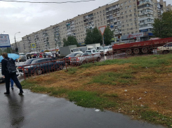 На юге Волгограда образовалась крупная автомобильная пробка 