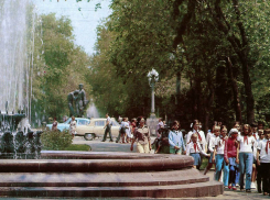 Город разноцветных ВАЗов и зеленых скверов: как выглядел Волгоград в 1980-е годы