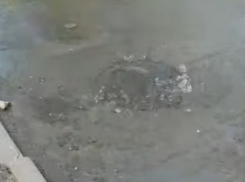 «Дети играют в ручьях»: вода затопила две улицы Волгограде