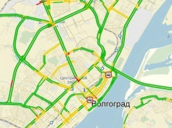 Снегопад затруднил движение транспорта в центре Волгограда