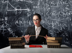 Волгоградским педагогам поднимут зарплату уже в августе