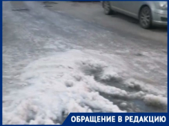 Люди падают, машины ломают бампера: видео канализационного катка в центре Волгограда