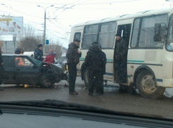 ВАЗ протаранил служебный автобус в Краснооктябрьском районе Волгограда