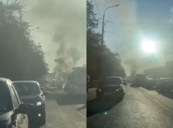 Горящий посреди дороги на юге Волгограда автомобиль попал на видео