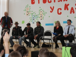 В Волгограде «Ночные Волки» рассказали школьникам, как управлять скутером