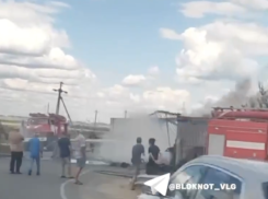 Фура полностью выгорела под Волгоградом