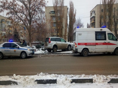 Иномарка врезалась в фонтан в Кировском районе Волгограда: последствия ДТП попали на видео