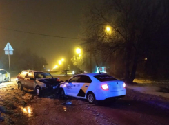 Пьяный водитель такси устроил ДТП в Волгограде