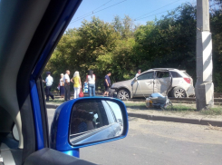 На юге Волгограда в ДТП две иномарки вылетели на трамвайные пути