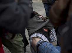 Трое в масках с дубинками ограбили волгоградца возле подъезда