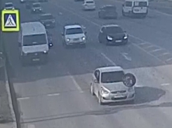Оторвавшееся колесо влетело в авто в центре Волгограда: видео
