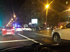 ДТП с пострадавшими байкером и его юной подругой попало на видео в Волгограде