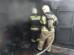 Гараж загорелся под Волгоградом вместе с машиной: есть пострадавший