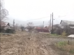 Мэрия отправляет волгоградцев за асфальтовой крошкой для грязевой дороги 
