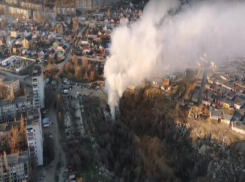 Появилось видео горящей свалки в Волгограде, которую никто не тушит