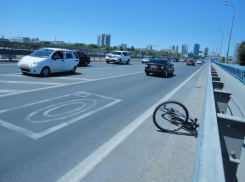 КамАЗ сбил двух 12-летних велосипедистов на «танцующем мосту» в Волгоградской области