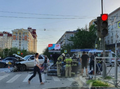 Авария с участием  Mersedes в центре Волгограда попала на видео