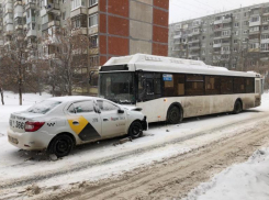 Таксист протаранил автобус №65 в Волгограде и попал в больницу