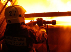 На юге Волгограда в трехэтажке едва не сгорели 10 человек