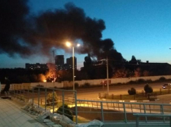 На западе Волгограда вспыхнул пожар в заброшенной воинской части