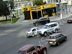 Классика на 7-й Гвардейской: ДТП с «самым умным» попало на видео в Волгограде