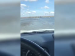 Превратившая трассу в озеро «большая вода» попала на видео под Иловлей