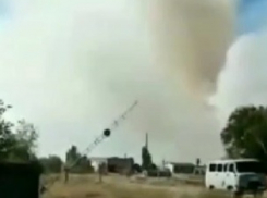 «Людей эвакуируют»: очевидцы записали на видео пожар под Волгоградом