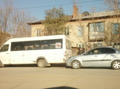 Иномарка протаранила маршрутку на севере Волгограда