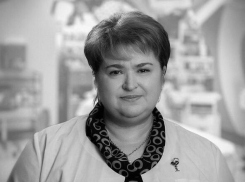«На её могиле сотни цветов»: волгоградцы скорбят об умершем от COVID-19 враче Ларисе Якушевой 