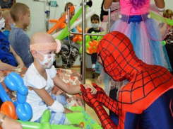 Герои сказки «Холодное сердце» посетили юных пациентов онкоцентра в Волгограде