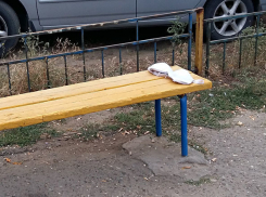 Согретая любовью на улице волгоградка забыла на лавочке бюстгальтер