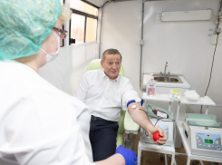 Губернатор Андрей Бочаров начал рабочую неделю со сдачи крови