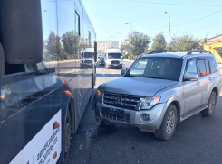 Волгоградка с ребенком пострадали в ДТП с автобусом №2: видео 