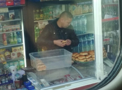 Продавец пирожков с немытыми руками вызвал шквал негодования волгоградцев