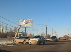 На западе Волгограда BMW столкнулся с Renault и протаранил столб